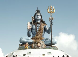 Die beeindruckende Statue von Lord Shiva in Pumdikot Nepal