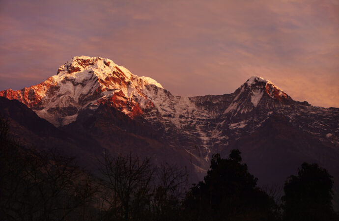 Spektakuläres rosa Abendrot auf den schneebedeckten Gipfeln des Annapurna