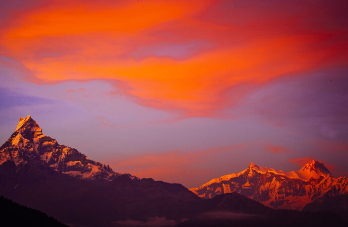 Die brennenden Gipfel des Annapurna Massivs in Nepal