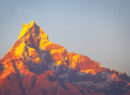 Die brennenden Gipfel des Annapurna Massivs in Nepal