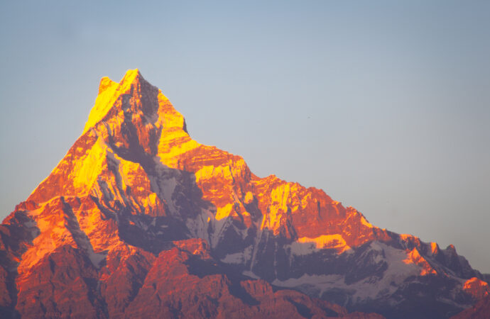 Die brennenden Gipfel des Annapurna Massivs in Nepal